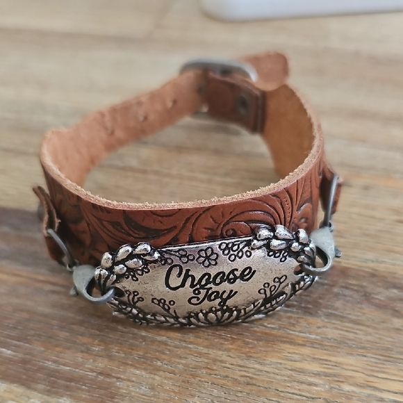 Handcrafted Leather Cuff with a silver-toned embellishment "Choose Joy" - Picture 7 of 7